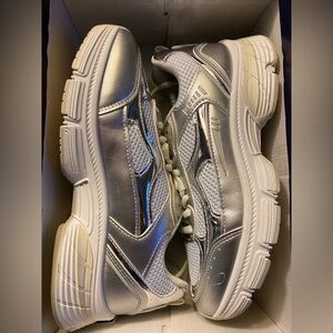 Madden girl 7.5 sneakers
